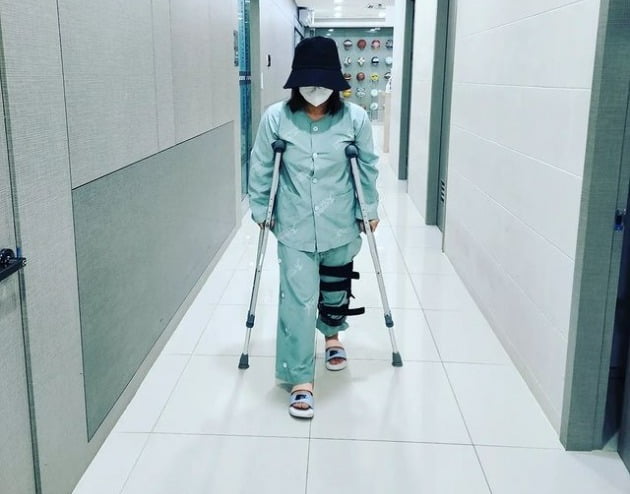 '女 연예인 최초 십자인대 파열' 박나래, 재활 중인 근황 "난 앞으로만 가지"[TEN★]