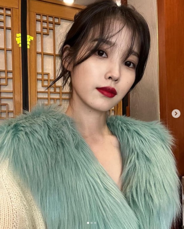 아이유, 섹시한 레드립...계절을 앞서가는 가을여신[TEN★]