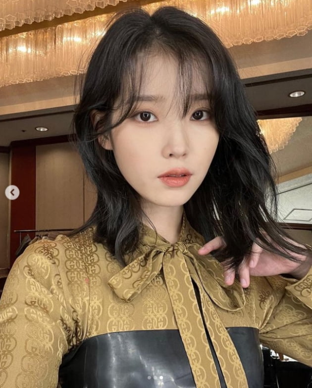 아이유, 섹시한 레드립...계절을 앞서가는 가을여신[TEN★]