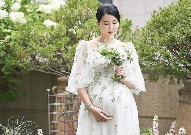 '혼전임신' 장미인애, 만삭 D라인 화보 공개…미모 유지 중인 예비맘[TEN★]