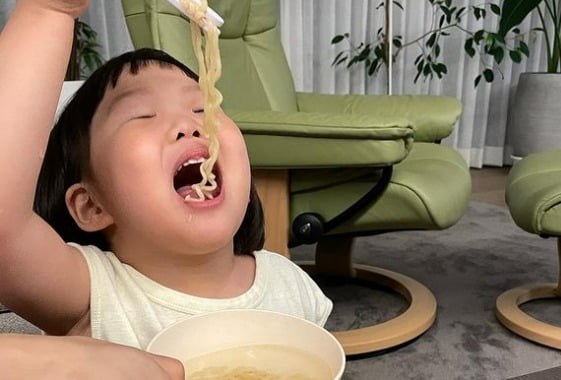 장윤정♥도경완 딸 하영, 매운맛 거부감 없는 5살…라면 하나 순삭[TEN★]