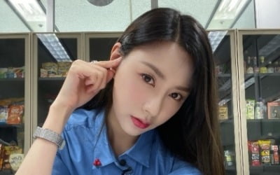 에이핑크 오하영, 막내의 귀여운 과자 욕심…"진짜 맛있겠당"[TEN★]