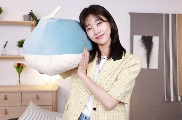 '봄날의 햇살' 하윤경, 돌고래 인형과도 케미있네…'권모술수' 주종혁과 포즈[TEN★]