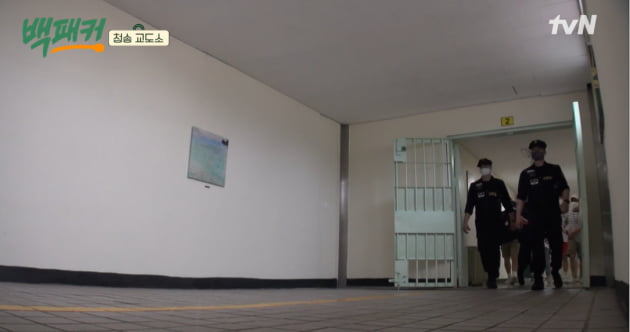 [종합] 백종원, 청송교도소 行 →출소 느낌으로 두부까지…교도관 위한 '고단백' 요리 ('백패커')