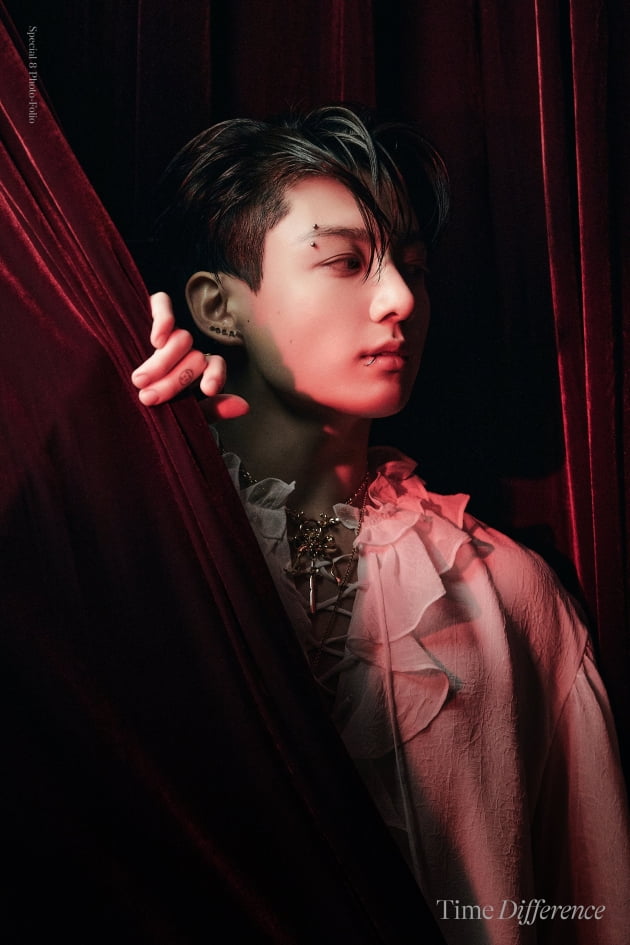 방탄소년단 정국, '타임 디퍼런스' 1분 만에 '초고속 품절'…2차 예판도 품절 사태