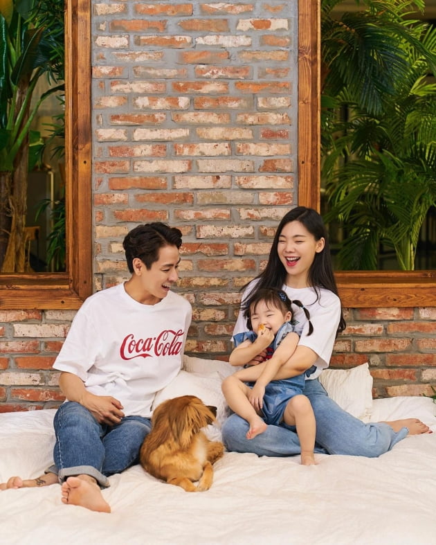 이다은♥윤남기, 넷이 완전체가 된 "가족사진"…화보가 따로 없네[TEN★]