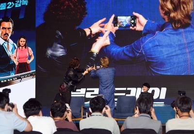 [TEN 포토] 브래드 피트-애런 테일러 존슨 '한국에서 셀카 찍어야지'
