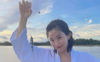 조현영, 비키니 입고 바다낚시 중…청순·섹시美 가득 일상[TEN★]