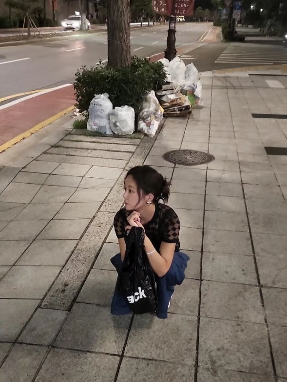 황정음, 술 한 잔 하더니 길바닥에 쭈그리고…멍 때리는 여배우 [TEN★]