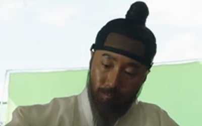 '한산' 박해일, 한산해전 승리 후 어머니도 만났다?…미공개 영상 인기