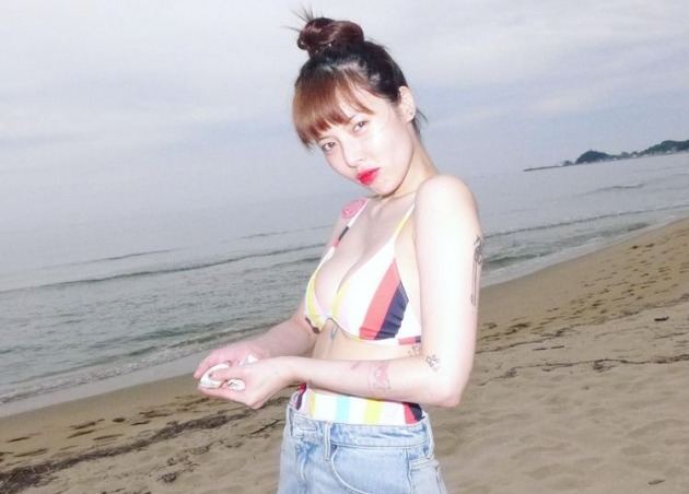 '던♥' 현아, 명품 C사 가방 보다 눈에 띄는 볼륨감…과감한 자태+반전 청순美[TEN★]