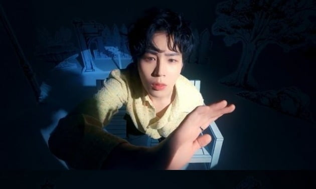 '9월 5일 입대' 하성운, 'Srange World' 무드 샘플러 공개…톡톡 튀는 소년美