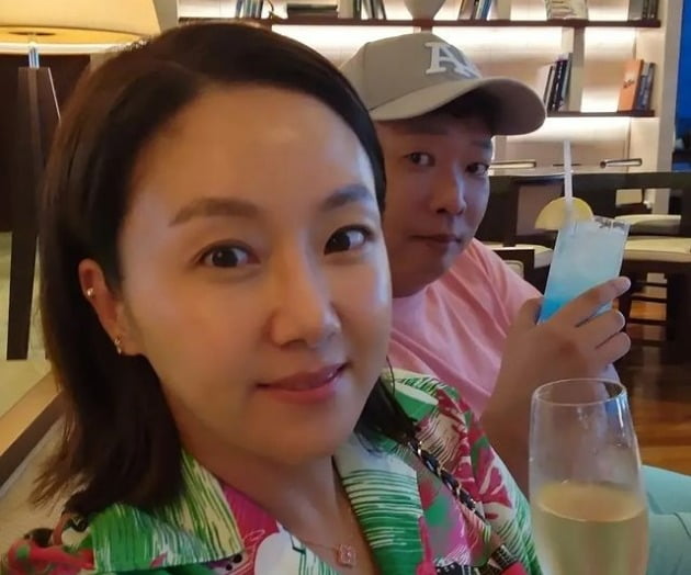 '박준형♥' 김지혜, 90평 강남 아파트 보다 좋은 괌 뷰에 홀릭…손엔 공짜 술까지[TEN★]