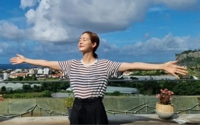 '골퍼♥' 성유리, 풀빌라에서 휴양 중인 쌍둥이딸맘 '청순+러블리'[TEN★]