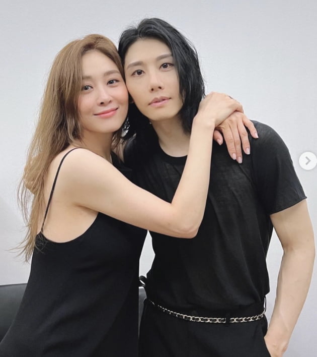옥주현, 박효신과 수위 높은 스킨십에 '깜짝'…핑크빛 기류로 오해받겠네 [TEN★]