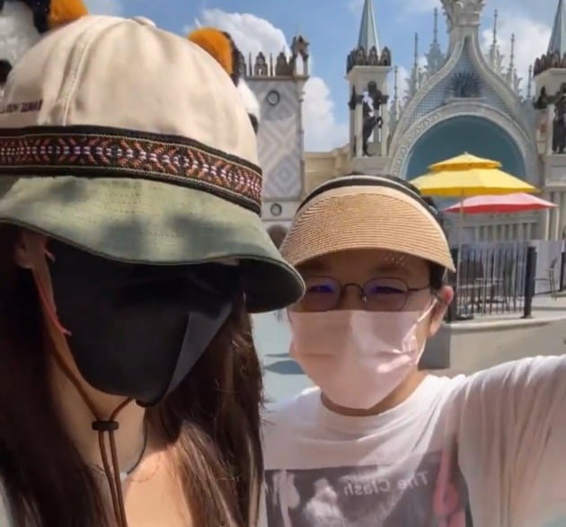 '엄태웅♥' 윤혜진, 엄마는 위대하네…뙤약볕에 놀이공원 방문 "죽어도 간다는데"[TEN★]