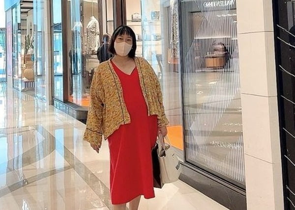 '윤승열♥' 김영희, 부산 명품관서 무거워진 D라인 자랑 "몸이 예전 같지 않아"[TEN★]