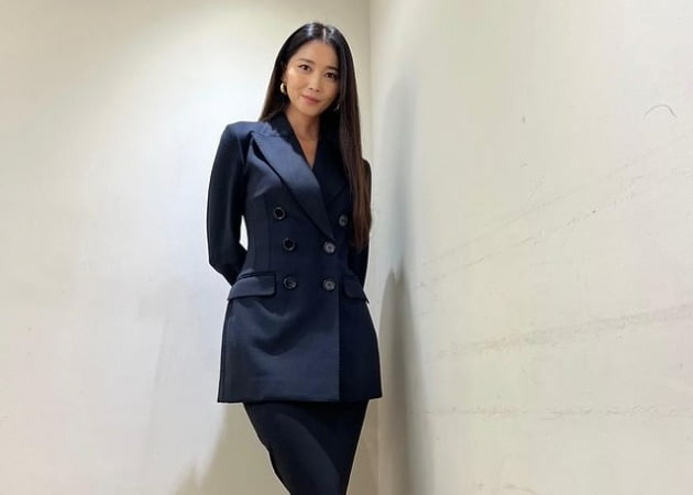 '싱글맘' 오윤아, 명품 D사 투피스·G사 구두로 완성한 하객 룩…민폐 하객 등극[TEN★]