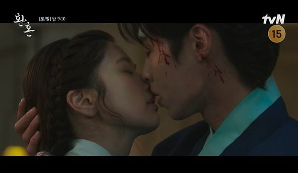 [종합] "이제 다음 약속을 해 봐" 정소민, 칼 거뒀다…이재욱 직진 키스('환혼')