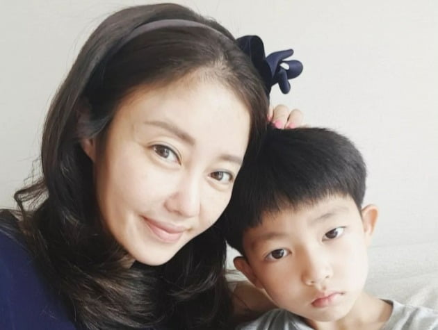 '싱글맘' 이지현, 우아하게 모닝커피 마시기 실패 "ADHD 아들, PCR 검사 음성"[TEN★]