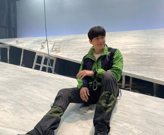 '연극 복귀' 김선호. 보조개 미소 되찾았네…엄지까지 들어 올린 여유[TEN★]