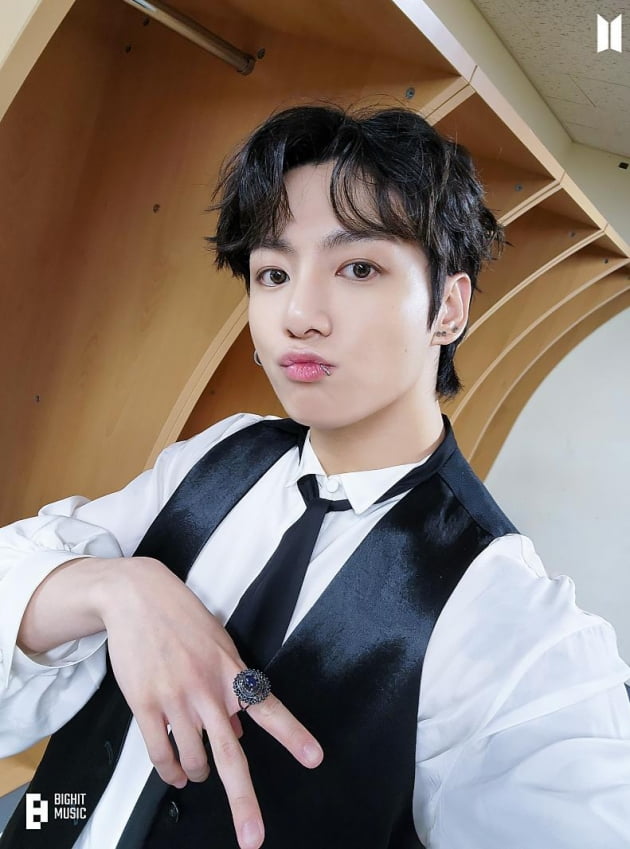 방탄소년단 정국 롯데월드 26개 스크린·서울→부산 지하철 생일 광고 '릴레이'