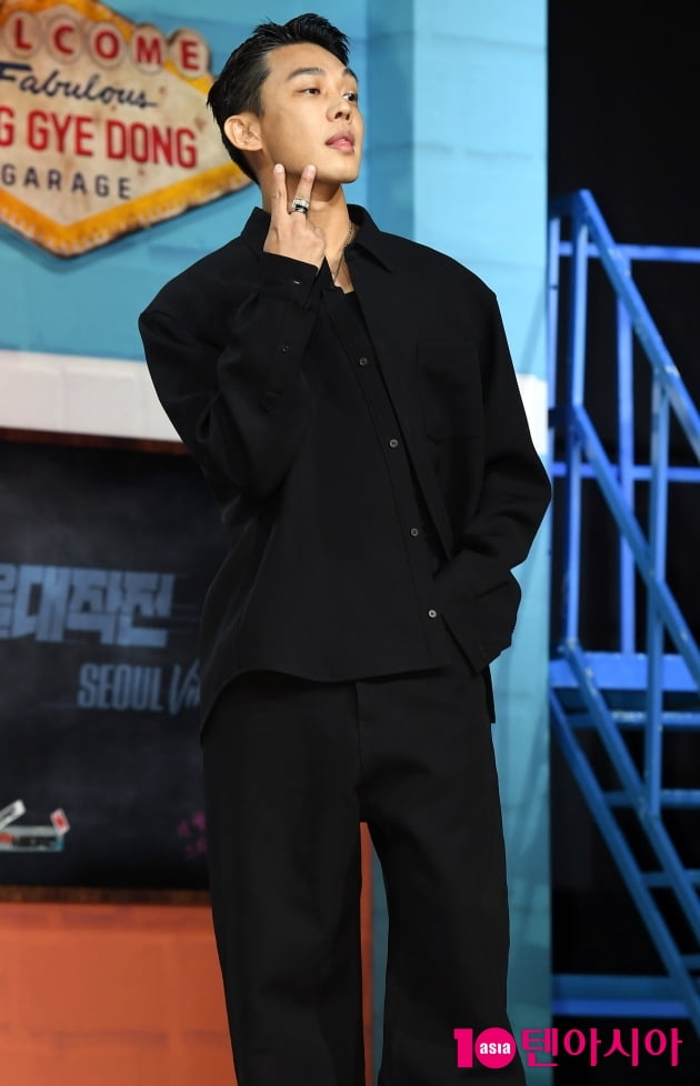 [TEN 포토] 유아인 '귀엽게 브이'