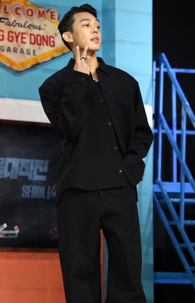 [TEN 포토] 유아인 '귀엽게 브이'
