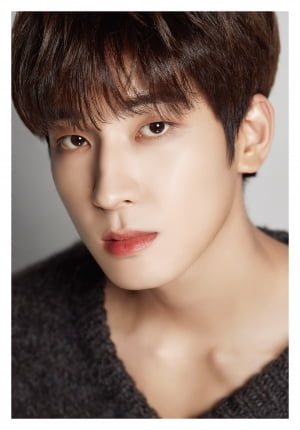 세븐틴 원우 포토북 주요 플랫폼 개인 판매량 1위..국내외 이슈몰이