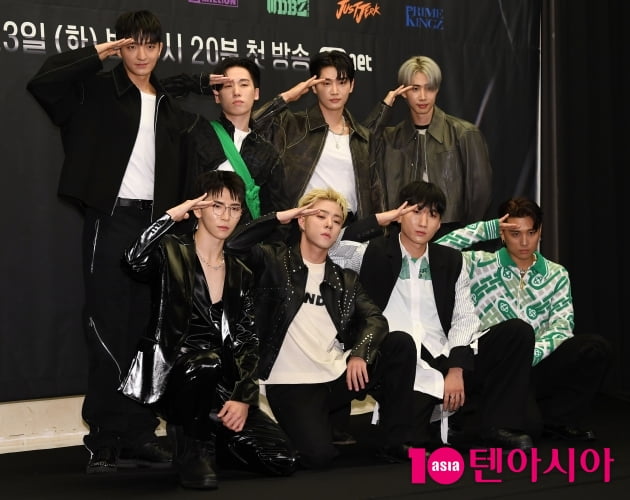 [TEN 포토] 위댐보이즈 '절도있는 경례'