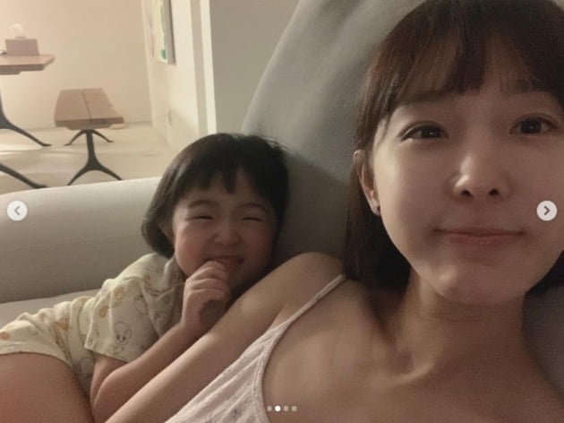 '문재완♥' 이지혜, 딸 엄마랑 붕어빵 미소..."미운 4살 멘탈 털려"[TEN★]