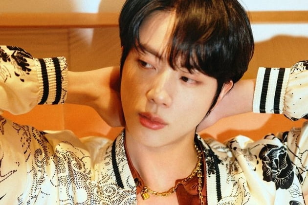 '화보 장인' 방탄소년단 진, 고혹미 넘치는 분위기..'범접 불가 미의 남신'