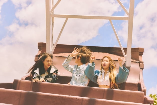솔라X문별 유닛 마마무+, 새 멤버 영입…이 남자의 정체는?