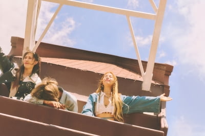 솔라X문별 유닛 마마무+, 새 멤버 영입…이 남자의 정체는?