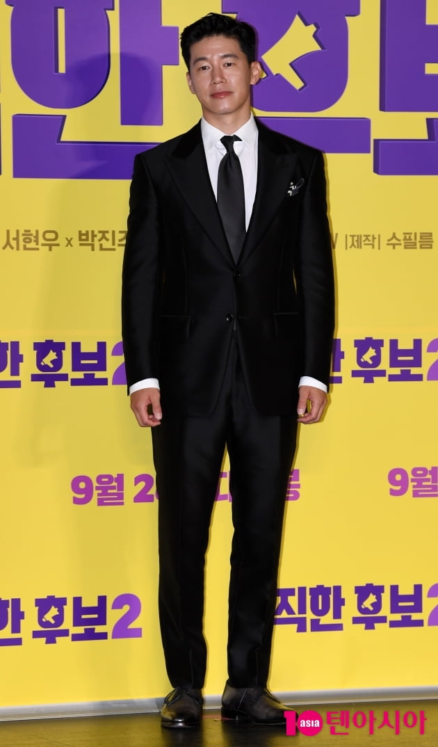 [TEN 포토] 김무열 '완벽한 수트핏'