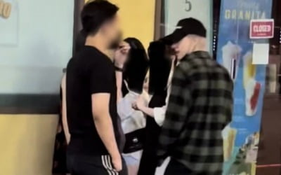 "여자들한테 담뱃불 빌리러 다녀"…유명 男아이돌, 길거리 헌팅설