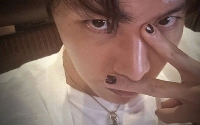 제이홉, 코 아래 살짝 손가락 대고…셀카 남신 등극[TEN★]