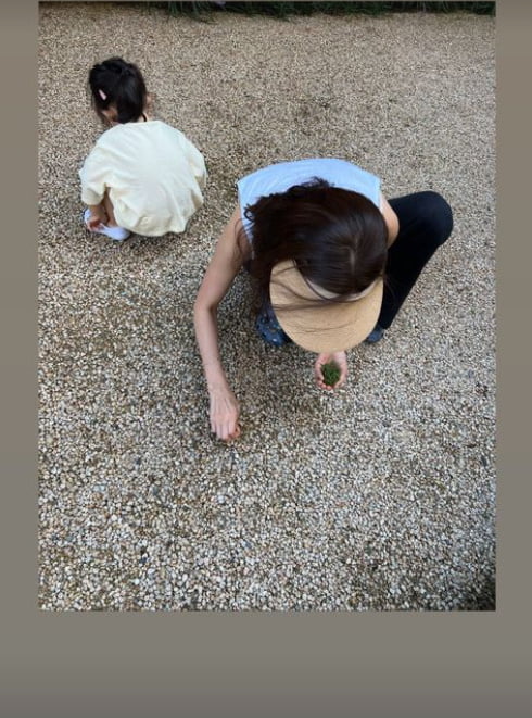 최지우, 딸과 함께하는 소소한 행복..."하늘은 넘 파랗고 좋다"[TEN★]