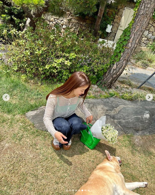 '사업가♥' 이시영, 미소짓게 만드는 꽃다발....우아한 시스루[TEN★]