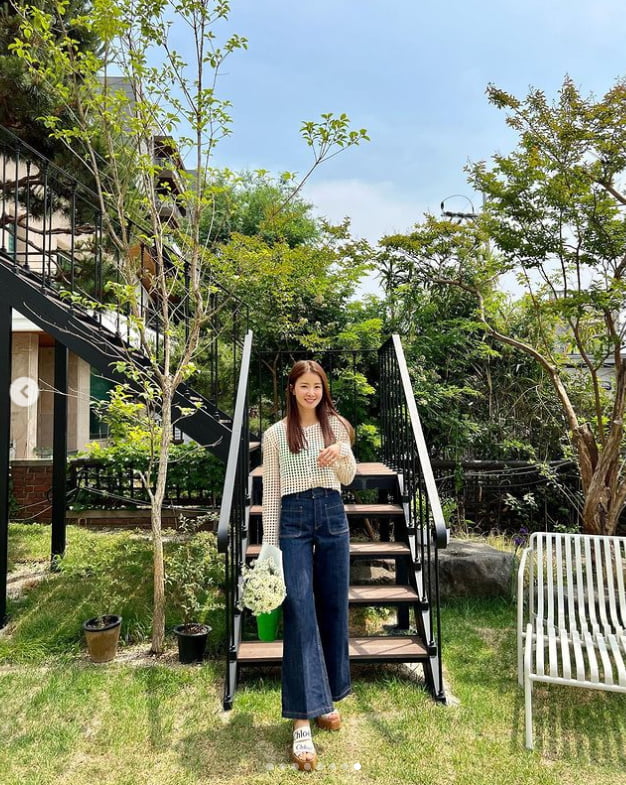 '사업가♥' 이시영, 미소짓게 만드는 꽃다발....우아한 시스루[TEN★]