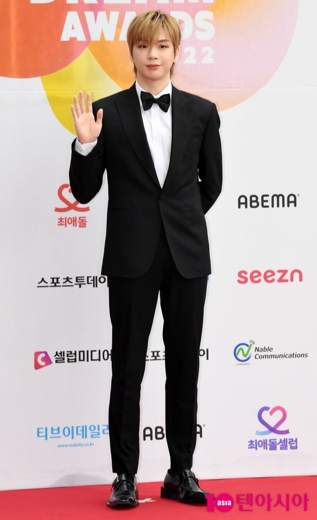 [TEN 포토] 강다니엘 '완벽한 수트핏'