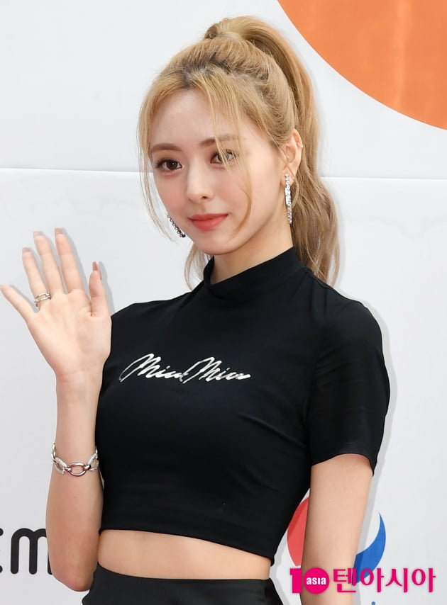 [TEN 포토] 있지 유나 '손 흔드는 바비인형'