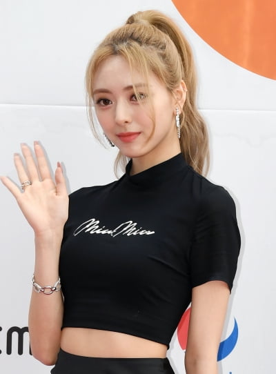 [TEN 포토] 있지 유나 '손 흔드는 바비인형'
