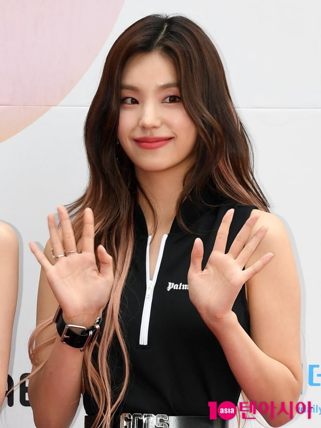 [TEN 포토] 있지 예지 '매력적인 손인사'