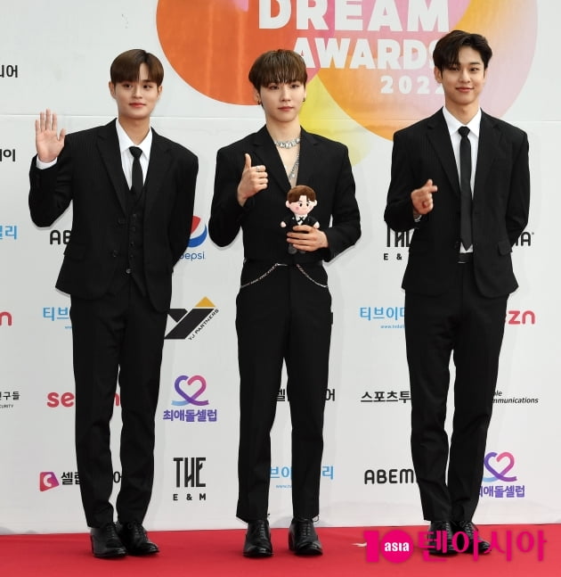 [TEN 포토] 에이비식스 '박우진 인형과 함께'