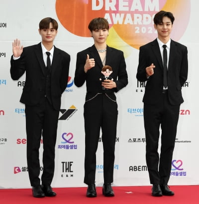 [TEN 포토] 에이비식스 '박우진 인형과 함께'