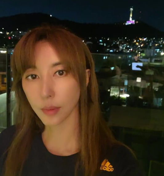 김완선, 20대로 오해할라…오똑한 코·날카로운 턱선[TEN★]