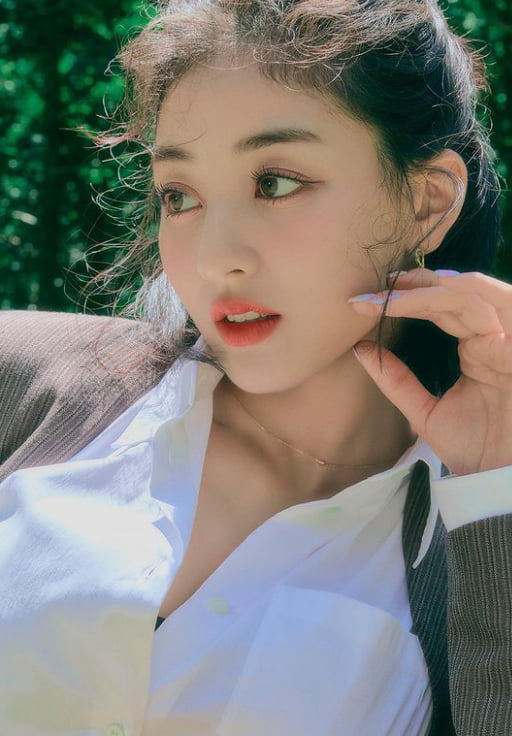 지효, 셔츠 단추 몇 개 푸르고…요염한 눈빛[TEN★]