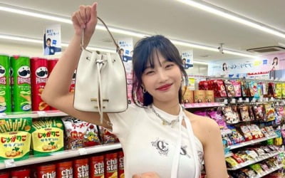 '크러쉬♥' 조이, 편의점에서 '노마스크'로 쇼핑중[TEN★]