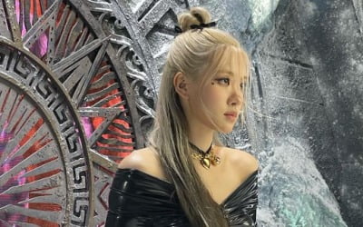 블핑 로제, 강렬한 여전사로 변신…선배 이정현도 감동할듯[TEN★]
